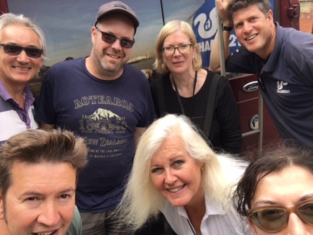 Thames 21 van reloading team